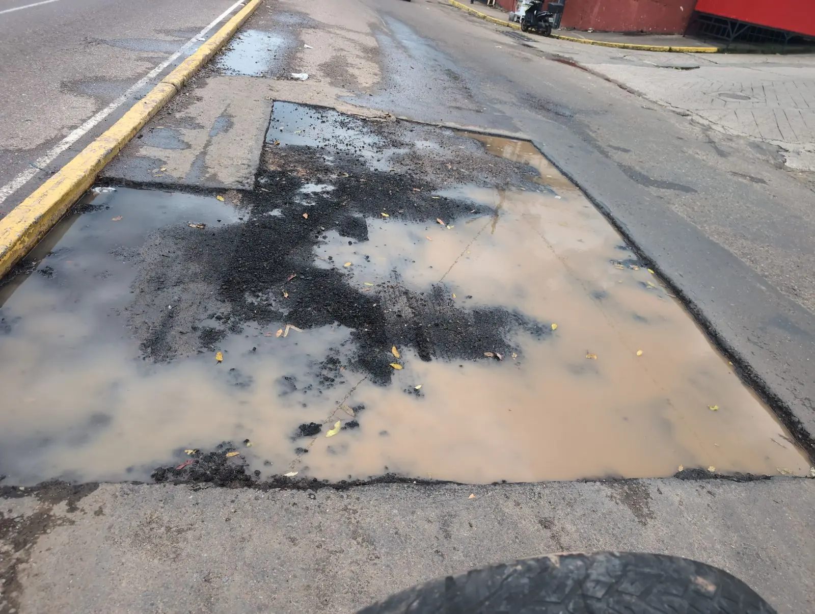 Foto del hueco en Avenida Los Augustinos, San Cristóbal